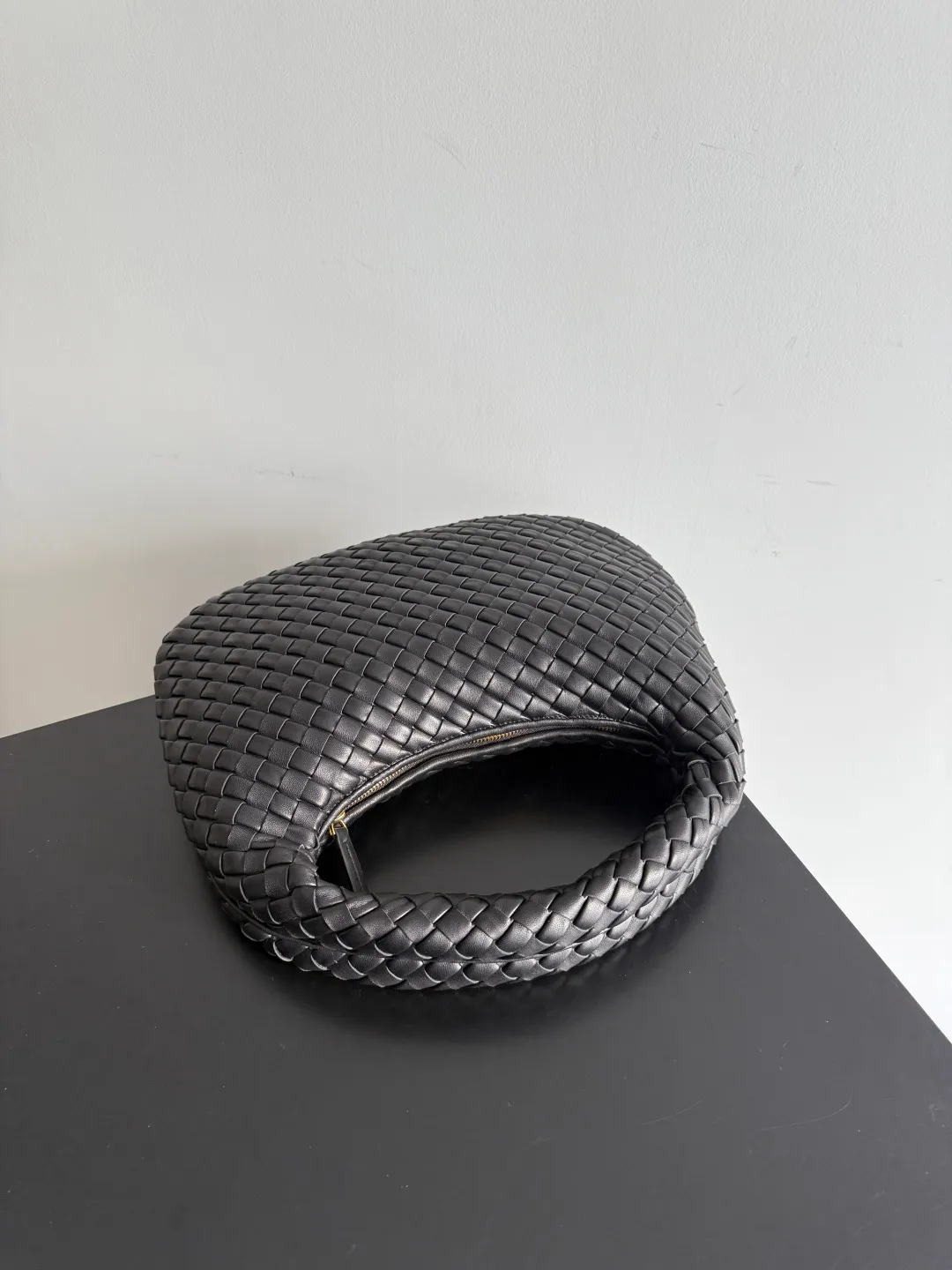 Batch 1720 BV Bottega Veneta's new early spring women's shoulder bag. The soft and delicate Hobo bag in small size is shipped! Many friends are waiting for this bag. It has a round shape and a large capacity. It can hold a 50-fold umbrella inside. Babies with a lot of daily items do not need to worry about the capacity of this bag. It is a practical bag for traveling and commuting. Although it is fluffy, it is soft and comfortable when carried on one shoulder. It has a modern and retro feel. Model No.: 856736 Size: 35*21*5cm